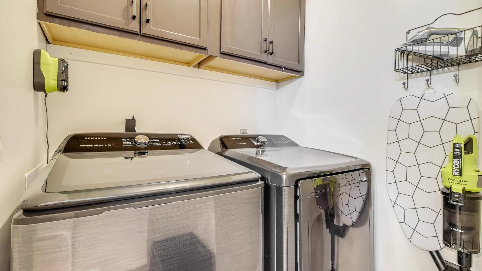 Near Dtwn And Beach Savannah Home With Game Room! Holiday home